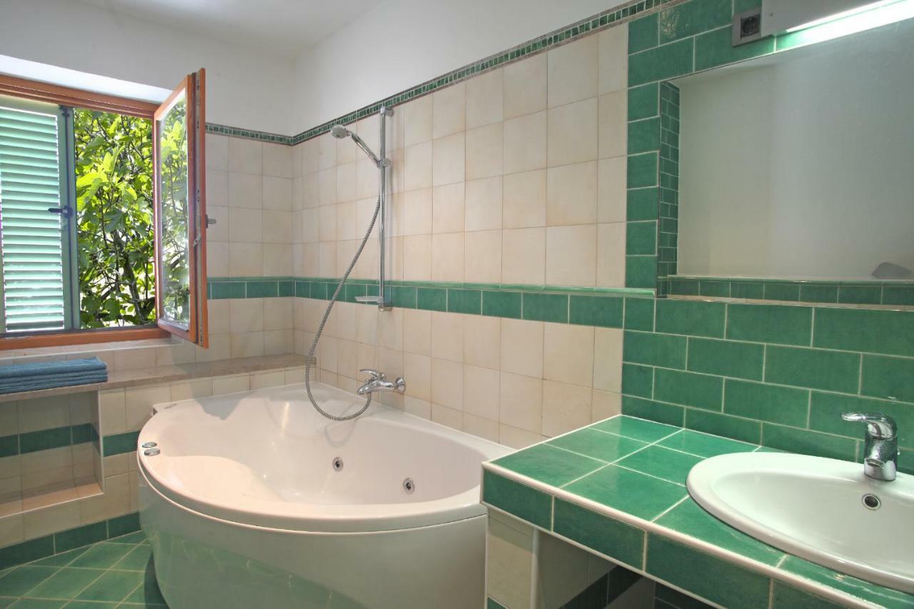 Spacious Villa In Parecag With A Swimming Pool Sečovlje Exteriör bild